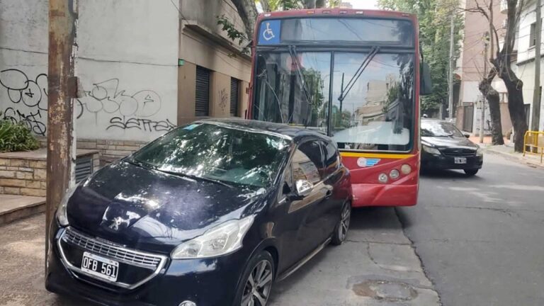 Morón: robaron un colectivo y terminaron chocando contra varios vehículos