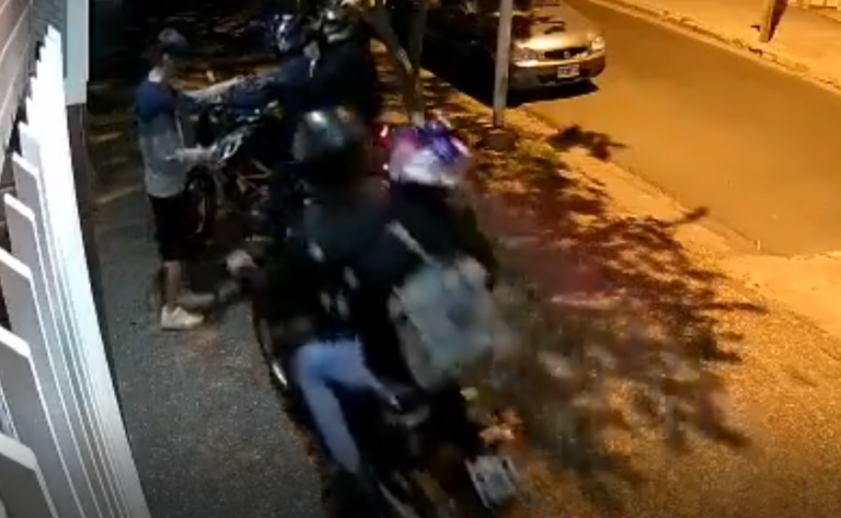 Video: Cuatro delincuentes asaltaron a un joven en 20 segundos en La Matanza