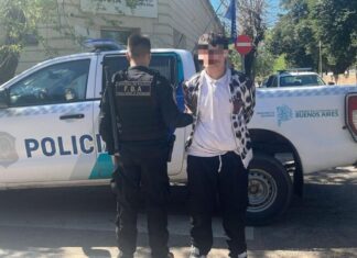 Cabeza de enamorado: Detuvieron a un menor en La Plata por robar tres ramos de flores