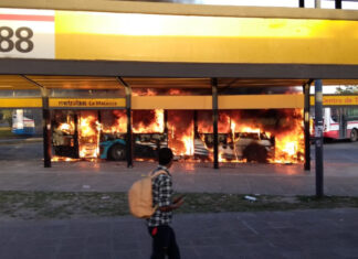 Un colectivo de la línea 620 se incendió por completo en González Catán