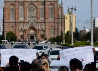 Trabajadores de la Salud de La Matanza se movilizaron a La Plata y reclaman una audiencia con Kicillof