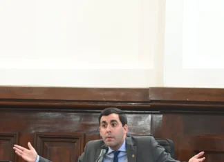 Insólito: el PRO propone enrejar la Plaza Islas Malvinas de La Plata para evitar a los “fisuras”