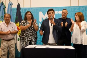 Espinoza, le da la bienvenida al gabinete municipal al "lilito", Héctor "Toty" Flores