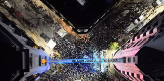 Insólito: intiman a Cristina porque colgaron una bandera del balcón en un acto en San José 1111