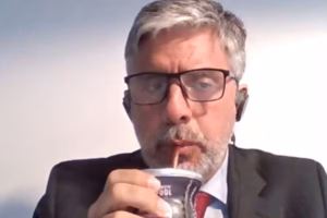 El juez Giménez Uriburu, tomando un mate de su equipo de futbol "Liverpool" con el que jugaba en la Quinta de Mauricio Macri, durante una audiencia por la causa Vialidad.