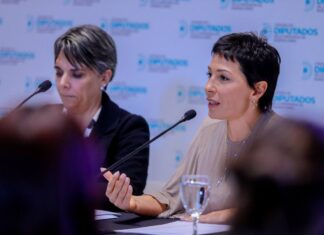Mayra Mendoza presentó en la Legislatura la “Ley Ema” contra la violencia digital en las escuelas